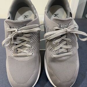 Men’s Kizik’s 8.5 WIDE Gray Knit Lace-Up Sneakers